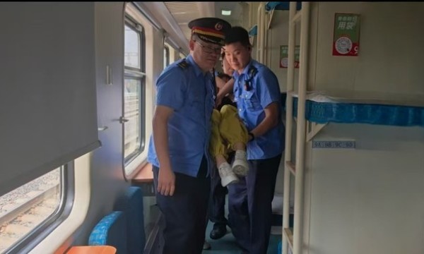风挡之畔的生命奇迹：K1107次列车上的紧急救援